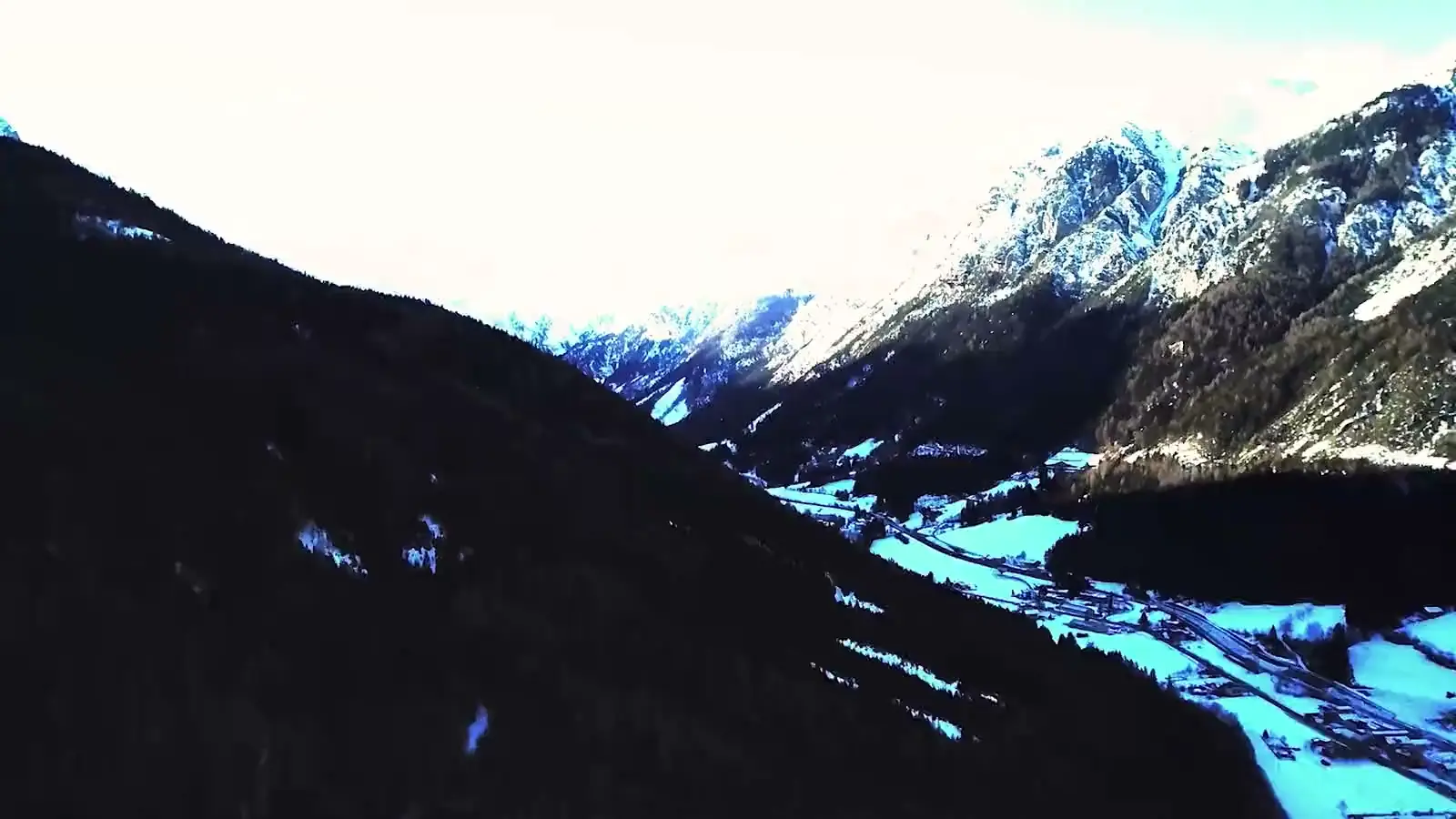 Riprese aeree dell'A22: montagne innevate, un viadotto, la valle dall'alto