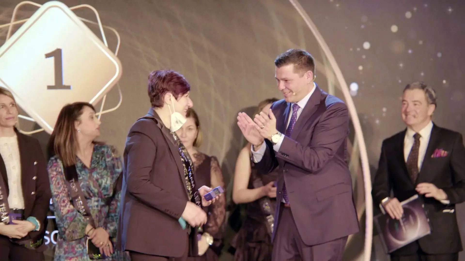 Premiazione sul palco davanti alla forza vendita, con applausi