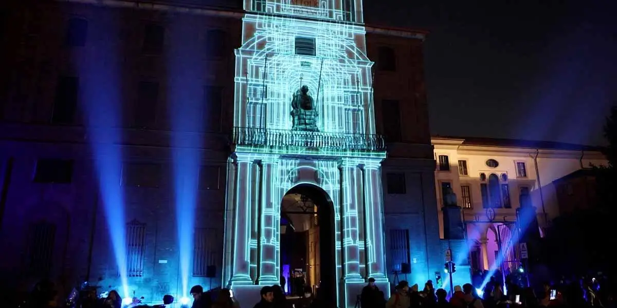 Proiezione luminosa sulla facciata di un edificio storico