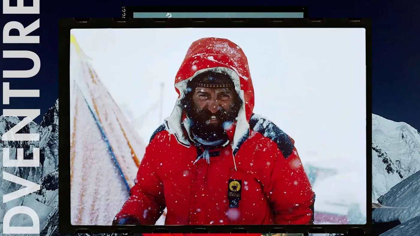 Un fotogramma d'archivio di un alpinista sotto la neve, rimesso in scena dentro una cornice di pellicola