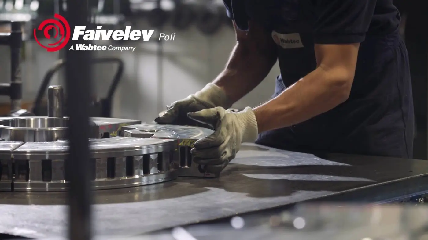 Mani al lavoro su un componente metallico lavorato a macchina