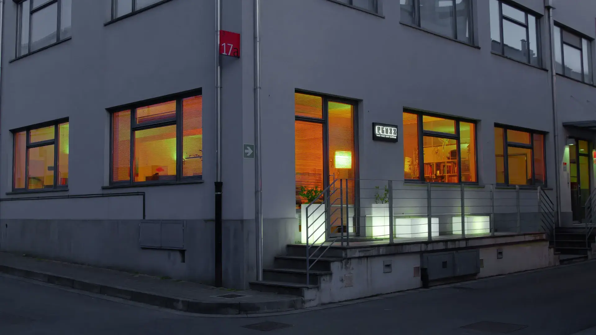La facciata dello studio di sera, con le finestre illuminate