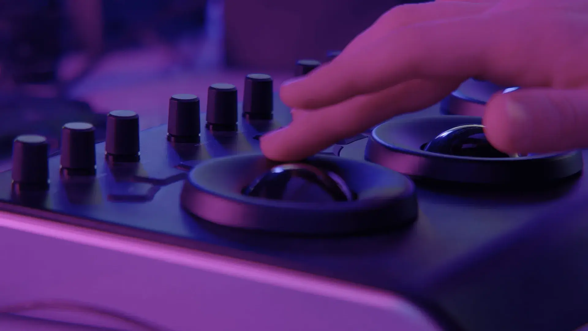 Le mani sul banco di color correction, in luce viola