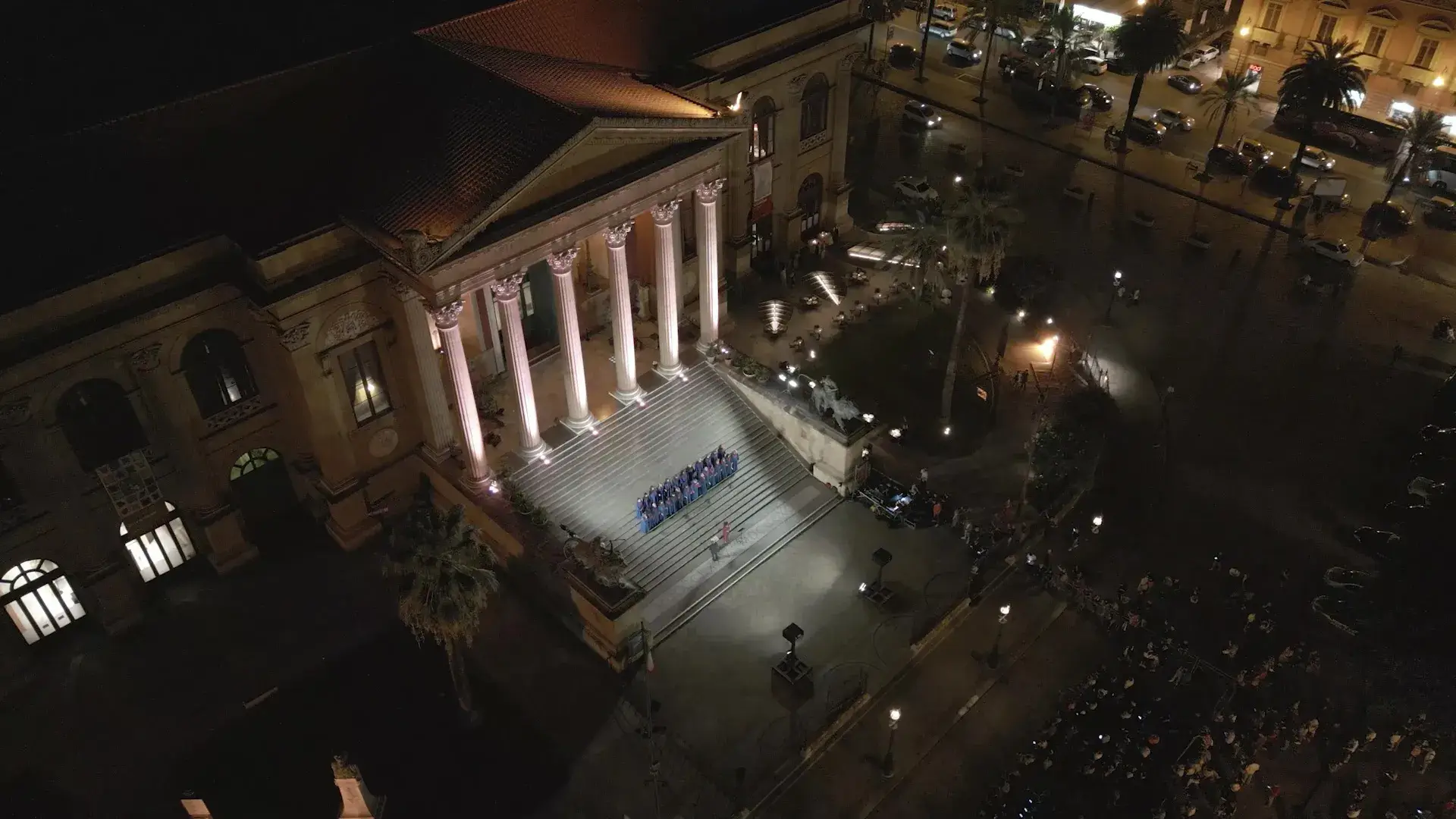 Veduta aerea notturna del Teatro Massimo di Palermo illuminato dalla proiezione